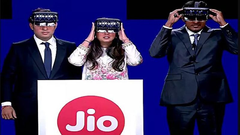 Demo of Reliance Jio glass, Isha Ambani and Akash Ambani got star status now MJA