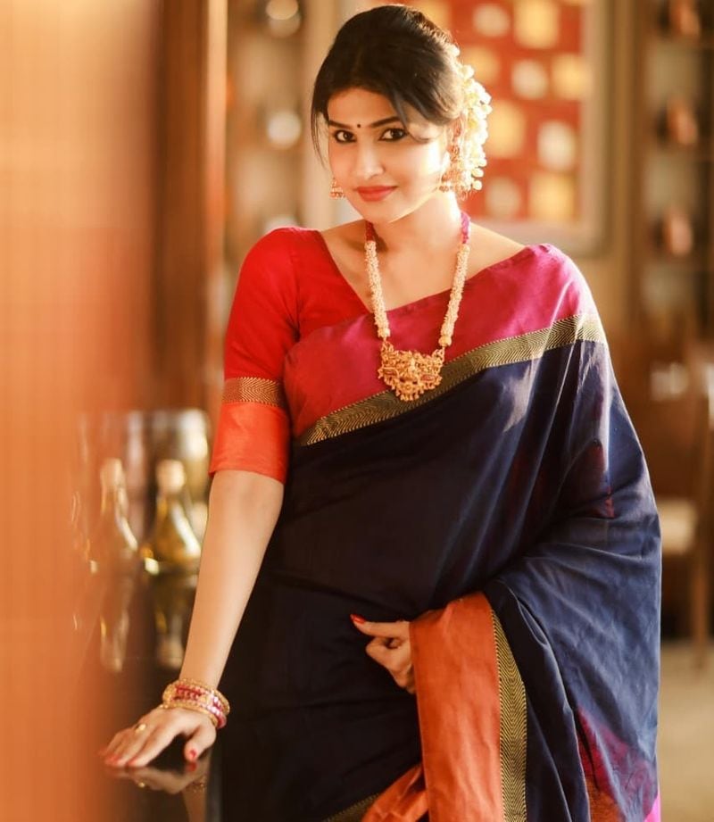 புடவையில் கவர்ந்திழுக்கும் அஞ்சனா 