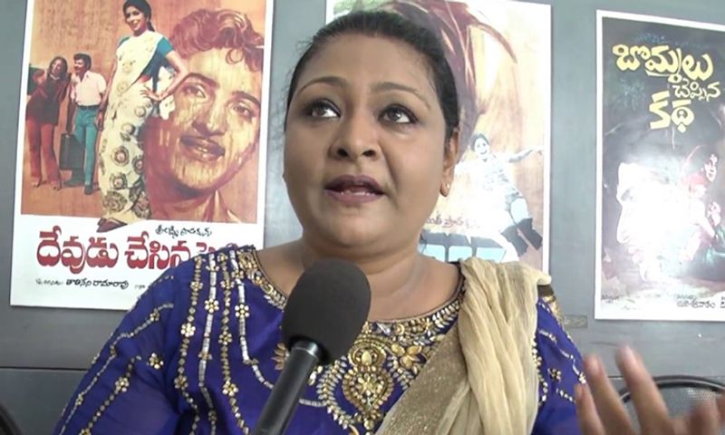 లాక్ డౌన్ సమయంలో చాలా సినిమాలు డిజిటల్ ప్లాట్ ఫామ్స్లో రిలీజ్ అవుతుండటంతో తమ సినిమాను కూడా అలాగే రిలీజ్ చేయాలని భావిస్తున్నారు. అయితే అన్ని సినిమాల్లో పాపులర్ ఓటీటీ ప్లాట్ ఫామ్స్ ద్వారా కాకుండా సొంత వెబ్ సైట్లో సినిమాను రిలీజ్ చేస్తున్నట్టుగా ప్రకటించారు. www.ladiesnotallowed.com వెబ్ సైట్ ద్వారా ఈ నెల 20న సినిమా రిలీజ్ అవుతుందని ప్రకటించారు. సినిమా చూసేందుకు రూ. 50 ధర నిర్ణయించినట్టుగా వెల్లడించారు.