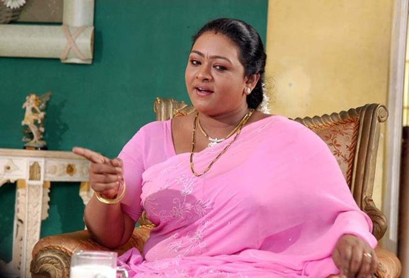 ఈ సందర్భంగా నటి, నిర్మాత షకీలా ఓ వీడియోను రిలీజ్ చేశారు. సినిమా కోసం అప్పులు చేసే ఖర్చు పెట్టామని సినిమా రిలీజ్ అయితేనే తామ కష్టాలు తీరతాయని చెప్పారు. అందుకే సినిమా చూసి తమను ఆదుకోవాలని ఆమె కోరారు. రెండేళ్లుగా రిలీజ్ కోసం పోరాడుతున్నాం అన్న షకీలా, ఆర్థిక సమస్యల కారణంగానే సినిమా ను డిజిటల్లో రిలీజ్ చేస్తున్నట్టుగా ప్రకటించారు.