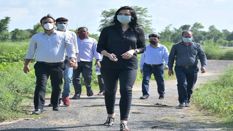 पुष्पम प्रिया चौधरी इस साल कुछ माह पहले लंदन से पढ़ाई पूरी करके आई और अचानक मीडिया में छा गई। उन्होंने प्लूरल्स पार्टी का गठन किया और सभी अखबारों में विज्ञापन देकर खुद को सीएम पद दावेदार बताया। हालांकि, अभी तक निर्वाचन आयोग में उनकी पार्टी के रजिस्ट्रेशन की प्रक्रिया भी पूरी हो पाई है। लेकिन, सोशल मीडिया पर उनकी फैन फालोइंग लगातार बढ़ती जा रही है। 