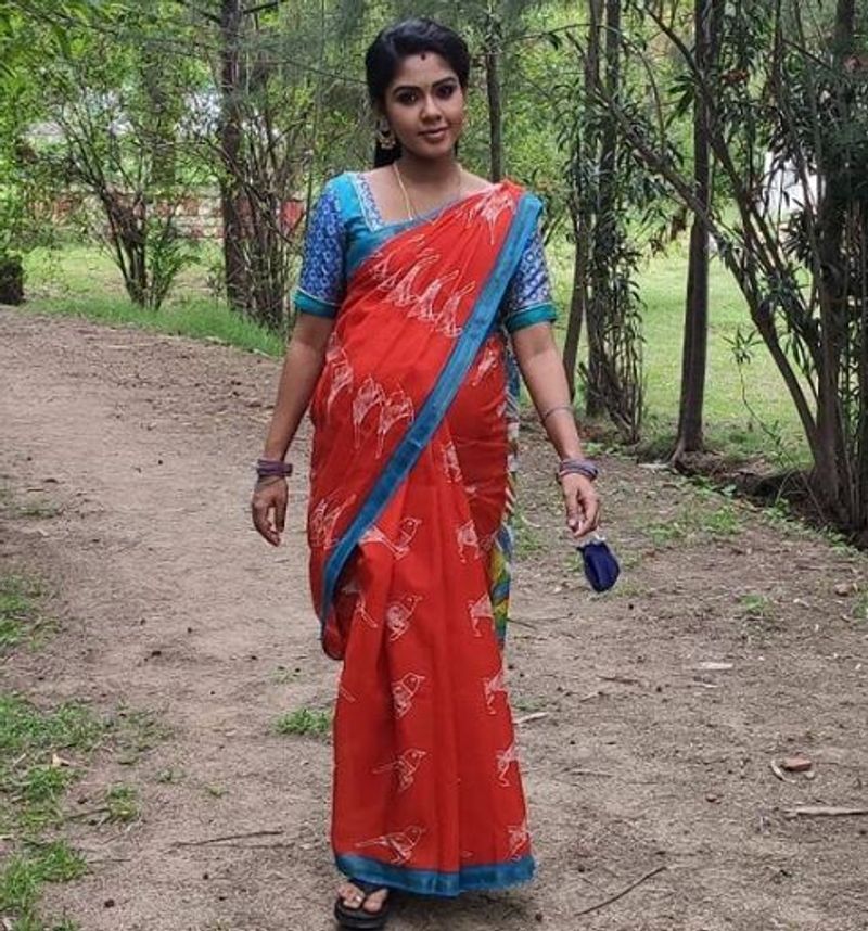 ஷூட்டிங் போது சிவப்பு சேலையில் அன்னநடை போட்டு வரும் ஹேமா 