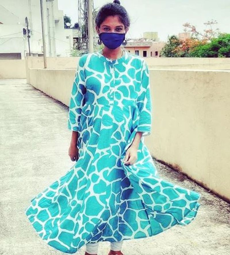 வீட்டு மொட்டை மாடியில் சுடிதாரில் கலக்கல் 