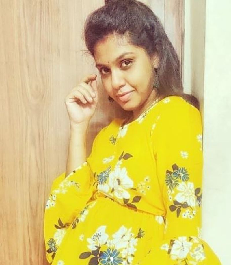 மஞ்சள் நிற சுடிதாரில் வயிறு ரொம்பவே பெருசா தெரியுது 