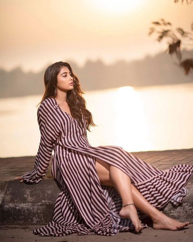 ఇక ఇదిలా ఉంటే ఇన్స్టాగ్రామ్లో సమంత అక్కినేని అందంపై పూజా హెగ్డే నెగెటివ్ కామెంట్ చేయటంతో సమంత ఫ్యాన్స్ పెద్ద ఎత్తున ఫైర్ అయ్యారు. దీంతో గత రెండు మూడు రోజులుగా హాట్ టాపిక్గా మారింది. ఈ పోస్ట్ పూజాకి లేని పోని చిక్కులని తెచ్చిపెట్టేలా కనిపిస్తున్నాయి.