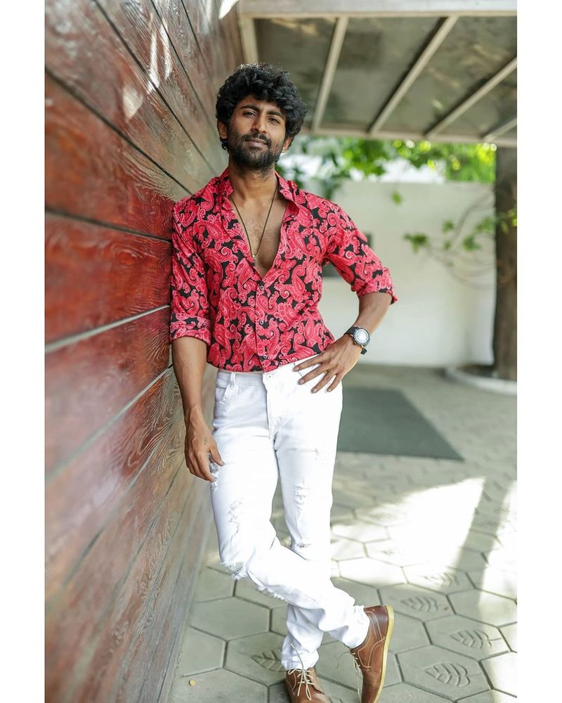 வெரைட்டி வெரைட்டியா உடை அணிந்து போஸ் கொடுக்கும் மஹேந்திரன் 