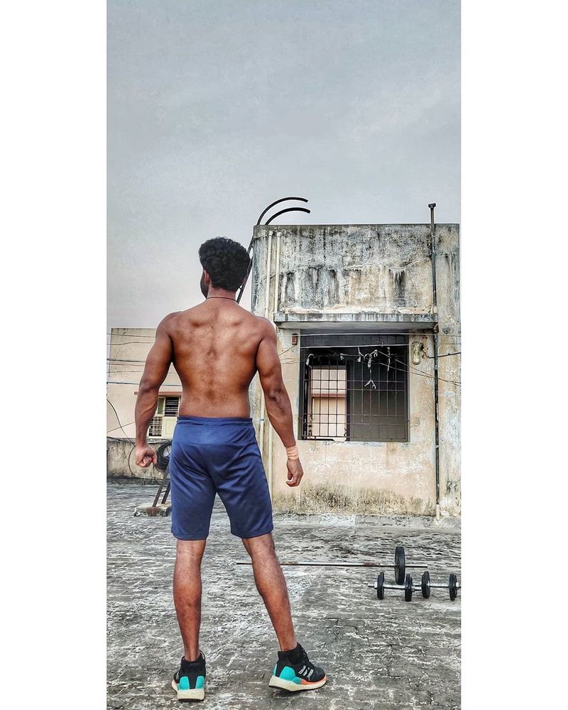 வீட்டிலே ஒர்க் அவுட் செய்து உடம்பை தயார் செய்து வைத்து இருக்கிறார் மஹேந்திரன் 