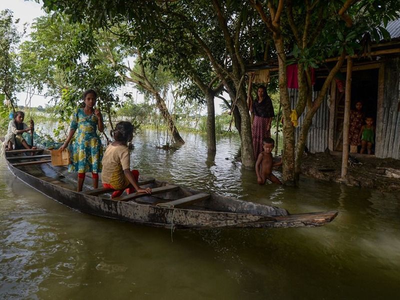 স্থানীয় এক বাসিন্দাদের কথায় যাতায়াতের জন্য নৌকাই একমাত্র ভরসা। বন্যার কারণে খাবারের তীব্র সংকট দেখা দিয়েছে বলেও অভিযোগ উঠেছে। ত্রাণ শিবিরেও আর জায়গা নেই বলেই অনেকে অভিযোগ করেছেন।