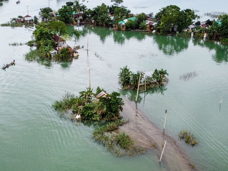 স্থানীয় এক কৃষকের কথায় তাঁদের ঘরবাড়ি বন্যার কবলে পড়ে জলমগ্ন হয়েছে। নষ্ট হয়েছে ফসলও। চাল, ভূট্টার ব্যাপক ক্ষতি হয়েছে।
