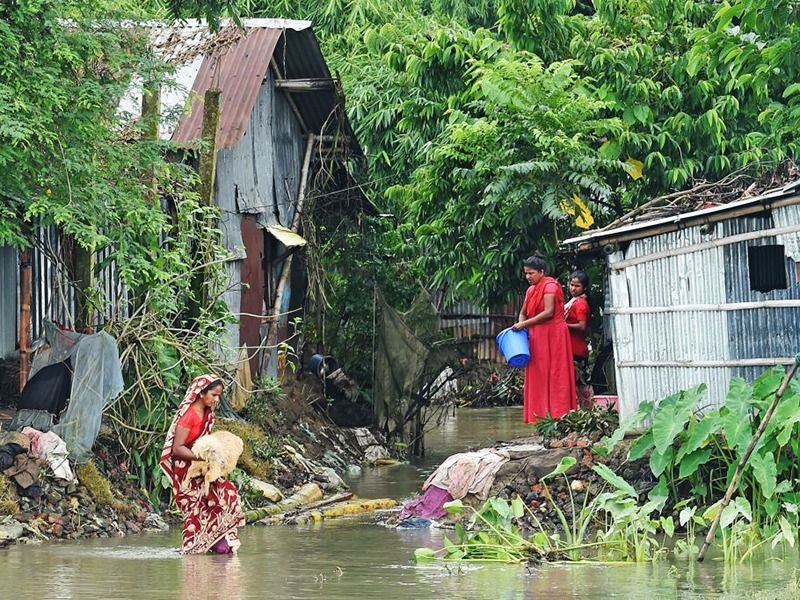 শুধু বাংলাদেশ যে একাই বন্যাপরিস্থিতি সম্মুখীন হয়েছে তা নয়। ভারত, নেপালের মত প্রতিবেশী দেশগুলিও মুখ্যমুখী হয়েছ এই সমস্যার।