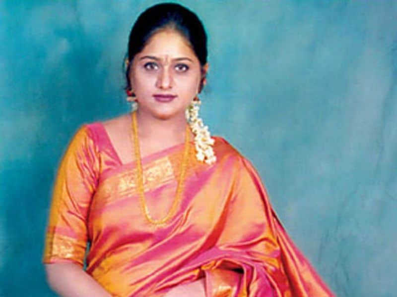 பெப்சி உமா 90ஸ் கிட்ஸ் ஃபேவரட் தொகுப்பாளர்கள் இவங்க தான் முதல் முதலில் தொகுப்பாளினி ஆகி பிரபலமானவர் அனிருக்கும் இப்போ வரிக்கும் இவங்க பெரு சொன்னால் போதும் தெரிஞ்சிப்பாங்க 