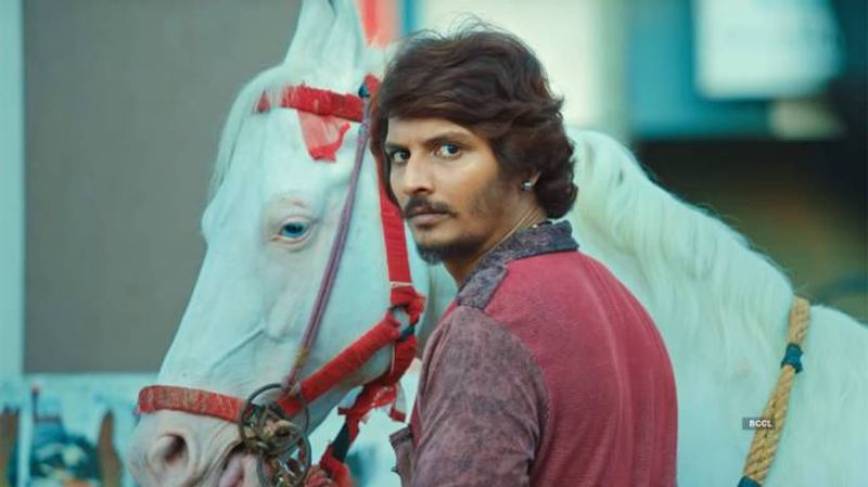 పనిలో పనిగా...వయస్సు లక్షణంగా ఓ అమ్మాయితో ప్రేమలో పడతాడు. ఆమే వహీదా(నటాషా సింగ్). సంప్రదాయ ముస్లిం కుటుంబానికి చెందిన ఆమె కూడా మన జిప్సీతో ప్రేమలో పడుతుంది. ఈ లోగా ఆమెకు పెళ్లి నిర్ణయమవుతుంది. దాంతో తమ ప్రేమను నిలబెట్టుకునేందుకు లేచిపోతారు. ఆమె కుటుంబం నుంచి ఎదురయ్యే అడ్డంకులను నుంచి తాత్కాలికంగా తప్పించుకుని ఓ ఇంట్లో కాపురం పెడతారు. ఇదంతా ఇల్లూ,వాకిలి లేని జిప్సీకు విచిత్రంగా ఉంటుంది. కానీ ఎంజాయ్ చేస్తాడు. అతని జీవితంలో కొత్త అధ్యాయం మొదలవుతుంది. జిప్సీ ఫ్యామిలీ పెట్టాడు.