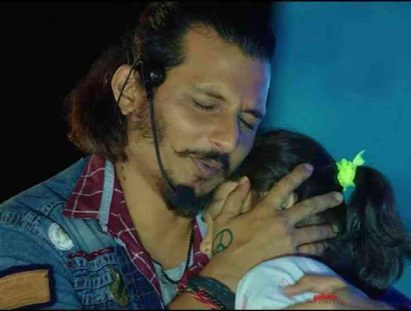 ఏం చెప్పదలుచుకున్నారుజిప్సీ ఓ ఫ్రీ బర్డ్ లా ఎక్కడకి కావాలంటే అక్కడకి వెళ్తూ...పాట పాడుకుంటూ పొట్టపోసుకుంటూ తన జీవితం తాను బ్రతకాలనుకున్నాడు. కానీ అతని స్వేచ్చకు వహీదా ప్రేమ అడ్డుపడింది. కానీ దాన్ని అతను అడ్డుగా భావించక, ఓ ఆనందంగా భావించి కుటుంబ జీవనంలో సెటిల్ అవుదామనుకున్నాడు. తన నిరంతర ప్రయాణాలకు ఫుల్ స్టాఫ్ పెడదామనుకున్నాడు. హాయిగా గడుపుదామనుకున్నాడు. అయితే కులం, మతం అంటూ విడిపోయి, ఎప్పుడూ వివాదాలతో చెలరేగిపోయే సమాజం అతనికా అవకాసం ఇవ్వదలుచుకోలేదు. అందుకు అతను కలతపడ్డాడు. కలవరపడ్డాడు. స్వేచ్చగా ,హాయిగా ఎగిరే పక్షిలాంటి మనిషికు ఈ సమాజంలో మనుగడ సాధ్యమేనా..మనిషి తన మొదట రోజుల నాటి ప్రాకృతిక సిద్దాంతాలతో జీవించగలడా?