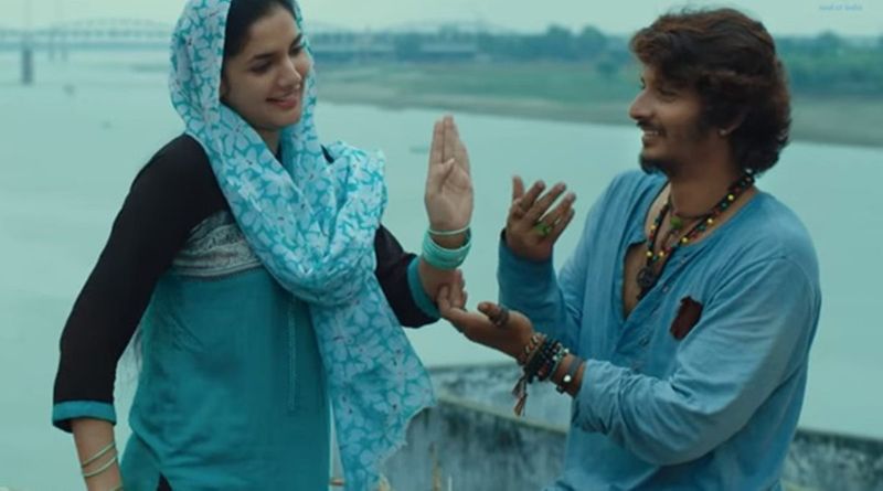 ఏమైందిడైరక్టర్ చెప్పాలనుకున్నది బాగుంది.కాకపోతే దాన్ని చెప్పే విధానంలోనే స్పష్టత కొరబడింది. ఎప్పుడైతే సమాజం ఏర్పడిన నియమాలని ఓ స్వేచ్చాయిత జీవి ప్రశ్నించాలనుకున్నాడో అప్పుడే కాంప్లిక్ట్ ఏర్పడింది. అయితే కథను ఆ దిశగా పూర్తిగా నడపలేకపోయాడు. అందులోనూ ఇది వైడ్ స్పాన్ ఉన్న సబ్జెక్ట్. ఆబ్జెక్టు కు అందనిది. ప్రశ్నలే కానీ సమాధానం గా సంతృప్తి కానరానిది.