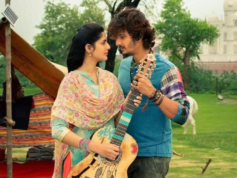 చూస్తే ఏంటి ఆనందంసినిమా కథ, క్యారక్టర్స్, కాంప్లిక్ట్ వంటివి ప్రక్కన పెడితే మనకు తెరపై కనపడే విజువల్ బ్యూటీ మాత్రం బాగుంటుంది. పొగమంచుతో కూడిన కొండలు, అడవులు, వాటర్ ఫాల్స్, వారణాసి, కాశ్మీర్ , కేరళ లలో అదిరిపోయే లొకేషన్స్ మన కళ్లెదుట కనపడి కనువిందు చేస్తాయి. ఆ జిప్సీ కళ్లతోటే మనమూ చూస్తూ నయనానందం పొందచ్చు. అయితే అదే సమయంలో డైరక్టర్ హిందూ...ముస్లీ విభేధాలు మనకు గుర్తు చేస్తూ ఆ ఫీల్ ని సాధ్యమైనంత పోగొట్టే ప్రయత్నం కూడా చేస్తారు.