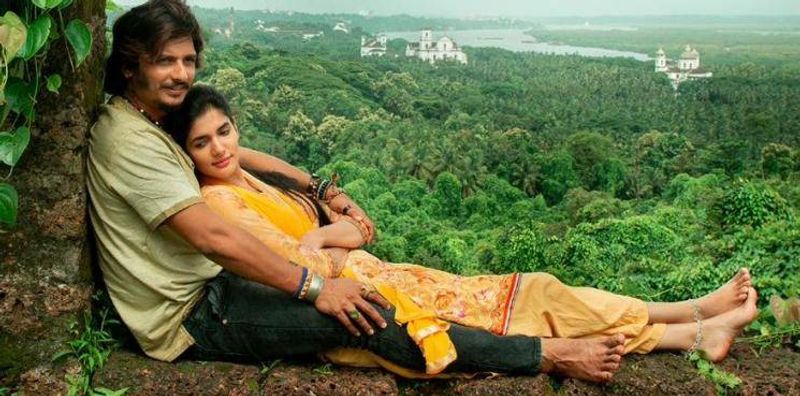 డైరక్షన్ , ఇతర విభాగాలుఈ కథలో చెప్పుకోదగ్గ విషయం దర్శకుడు నిజాయితీ. ఎక్కడా కమర్షియల్ హంగులకు పోకుండా కథని చెప్పుకుంటూ వెళ్లాడు. చాలా సార్లు అమాయికులైన జనం...ఎవరో ఎక్కడో ఉండి నడిపించే రాజకీయ కుట్రలకు ఎలా బలి అవుతారో చెప్పాడు. అయితే ఇది చెప్పే క్రమంలో చాలా సార్లు మెసేజ్ ఓరియెంటెడ్ సినిమాగా మారింది. కొన్ని చోట్ల మణిరత్నం బొంబాయి, మరికొన్ని చోట్ల కమల్ హే రామ్ గుర్తుకు తెస్తుంది. ఇక క్లైమాక్స్ చాలా హడావిడిగా ముగించేసినట్లు అర్దమవుతుంది.
