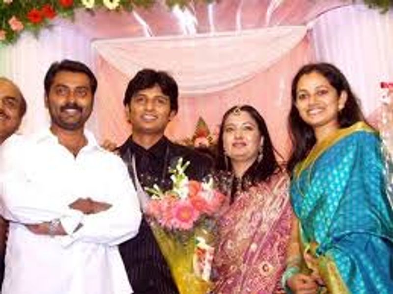 நடிகர் நரேன் குடும்பத்துடன் வந்து வாழ்த்து தெரிவித்தன 