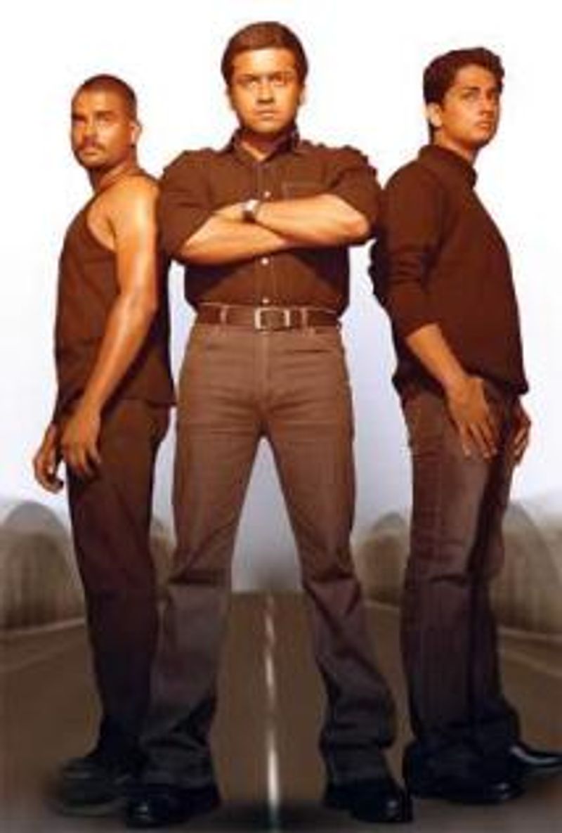 21 மே 2004இல் வெளியான ஆயுத எழுத்து படத்தில் மூன்று கதாபாத்திரமும் நல்ல நடித்து இருப்பாங்க சூர்யா , மாதவன் , சித்தார்த் திரிஷா நிறைய பிரபலங்கள் நடித்து இளைஞர் கையில் இருக்கு அடுத்த அரசியல் வாழ்க்கை என்பதை இந்த படம் சொல்லி இருக்கும் 