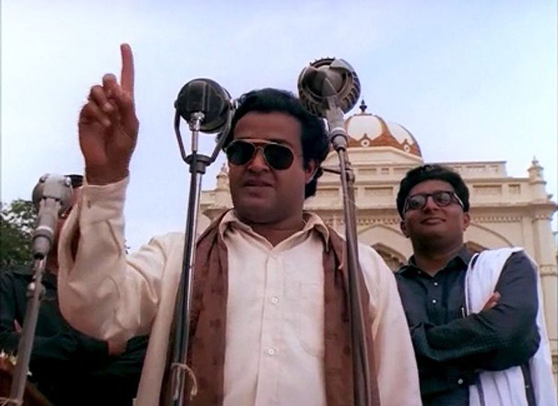 14 ஜனவரி 1997இல் வெளியான இருவர் படம் மணிரத்தினம் இயக்கி இருப்பார் இந்த படம் எம் ஜி ஆர் மற்றும் கலைஞர் கருணாநிதி பற்றி படமானது அப்படியே அவங்கள போலவே செதுக்கி இருப்பார் அரசியல் படமான இருவர் நல்ல வரவேற்பு பெற்றது 