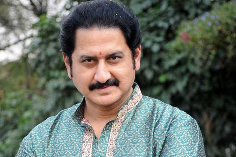 సుమన్ను బ్లూ ఫిలింస్ కేసులో అరెస్ట్ చేసినా ఆయన మీద గూండా యాక్ట్ పెట్టారు. అయితే ఈ విషయంలో ఓ టాప్ హీరో ప్రముఖంగా వినిపించింది. సుమన్ తనకు పోటి అవుతాడన్న ఉద్దేశంతో ఆ హీరోనే వెనుకుండి ఇదంతా చేయించాడన్న ప్రచారం జరిగింది. అయితే ఈ ఆరోపణలకు ఎలాంటి ఆధారాలు లేకపోవటంతో అన్ని రూమర్స్ గా కొట్టిపారేశారు.