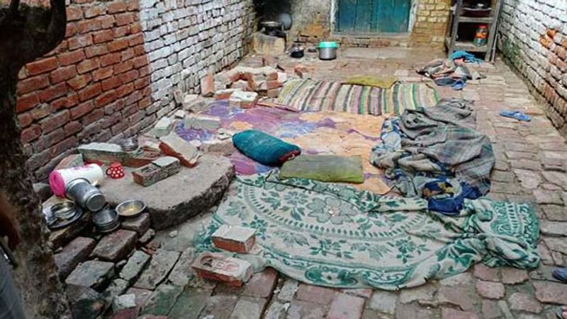 हादसा शाहजहांपुर के वाजिद खेल मोहल्ले में हुआ। यहां पड़ोस के मकान की दीवार गिरने से एक ही परिवार के पांच लोगों की मौत हो गई। मरने वालों में एक महिला उसके दो मासूम बेटे और दो बेटियां शामिल हैं। हादसे में मृतका का एक बेटा घायल हुआ है। यह हादसा उस वक्त हुआ जब शुक्रवार सुबह 6 बजे पूरा परिवार घर के आंगन में जमीन पर बिस्तर लगाकर सोया हुआ था।
