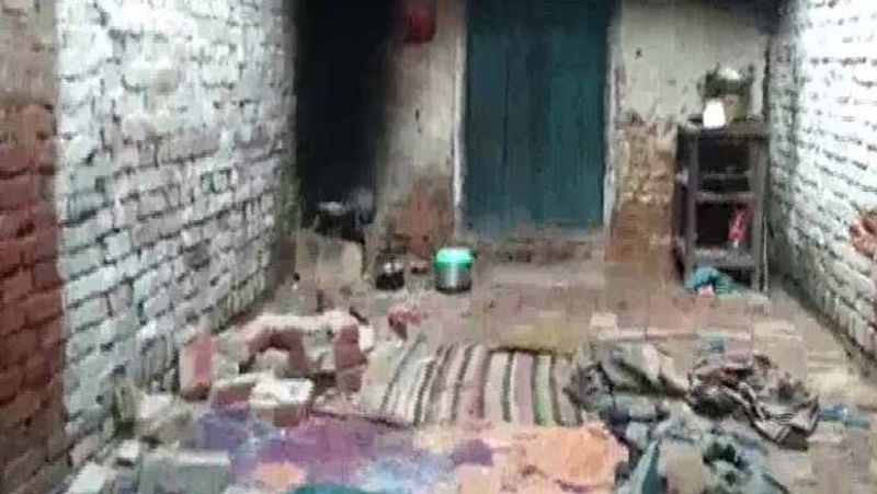 दीवार गिरने की आवाज आते ही मौके पर तमाशबीनों का मजमा लग गया। सूचना मिलते ही पुलिस मौके पर पहुंची और मलबा हटवाकर सभी शवों को बाहर निकलवाया गया। घटना की सूचना पर जिलाधिकारी इंद्र भूषण और पुलिस अधीक्षक एस आनंद भी मौके पर पहुंचे।
