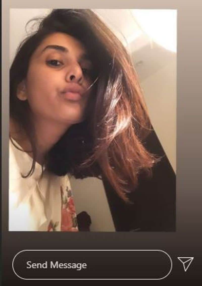 అయితే నెటిజెన్ల అభిప్రాయంతో సంబంధం లేకుండా రమ్య వరుసగా వింత సెల్ఫీలను పోస్ట్ చేస్తోంది.