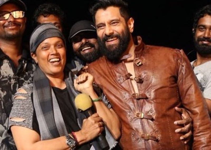 ரொம்ப நெருங்கிய நண்பர்கள் மாதிரி போஸ் கொடுக்கும் விக்ரம் பிருந்தா 