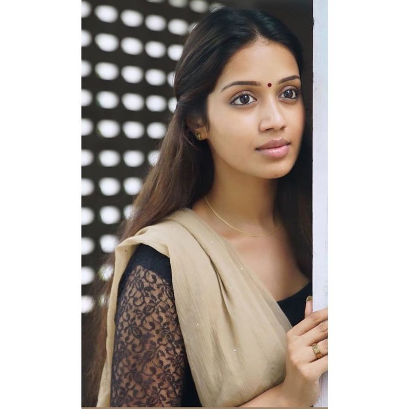 குடும்ப குத்துவிளக்கு மாதிரி இருக்கும் நிவேதா 