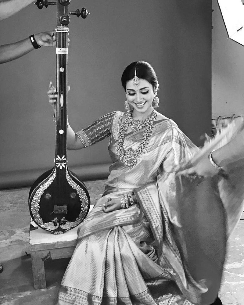 வீணையை கையில் வைத்து போஸ் கொடுக்கும் நிவேதா 
