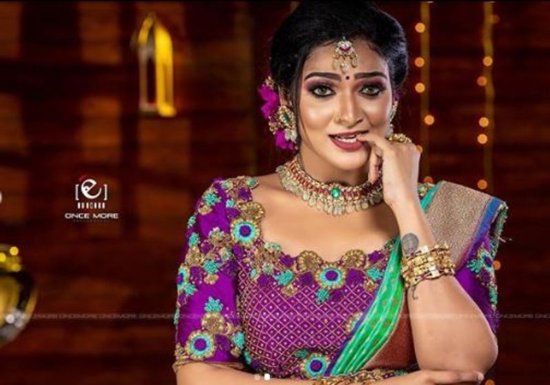 விறல் கடித்து... கொஞ்சும் சித்ரா 