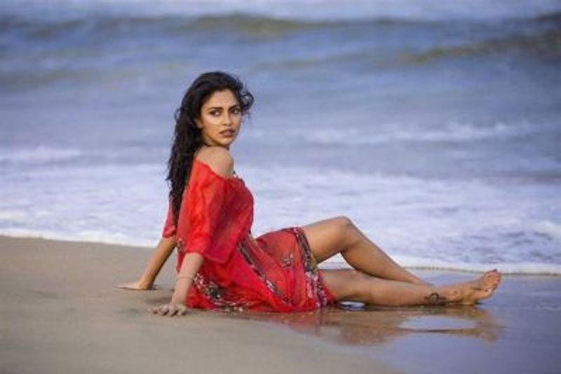 విడాకుల తరువాత తిరిగి నటన మీద దృష్టి పెట్టిన అమలా పాల్, మరింతగా గ్లామర్ రోల్స్లో దూసుకుపోతోంది. ముఖ్యంగా ఆమె సినిమాతో ఓ రేంజ్లో సెన్సేషన్ సృష్టించింది ఈ బ్యూటీ.