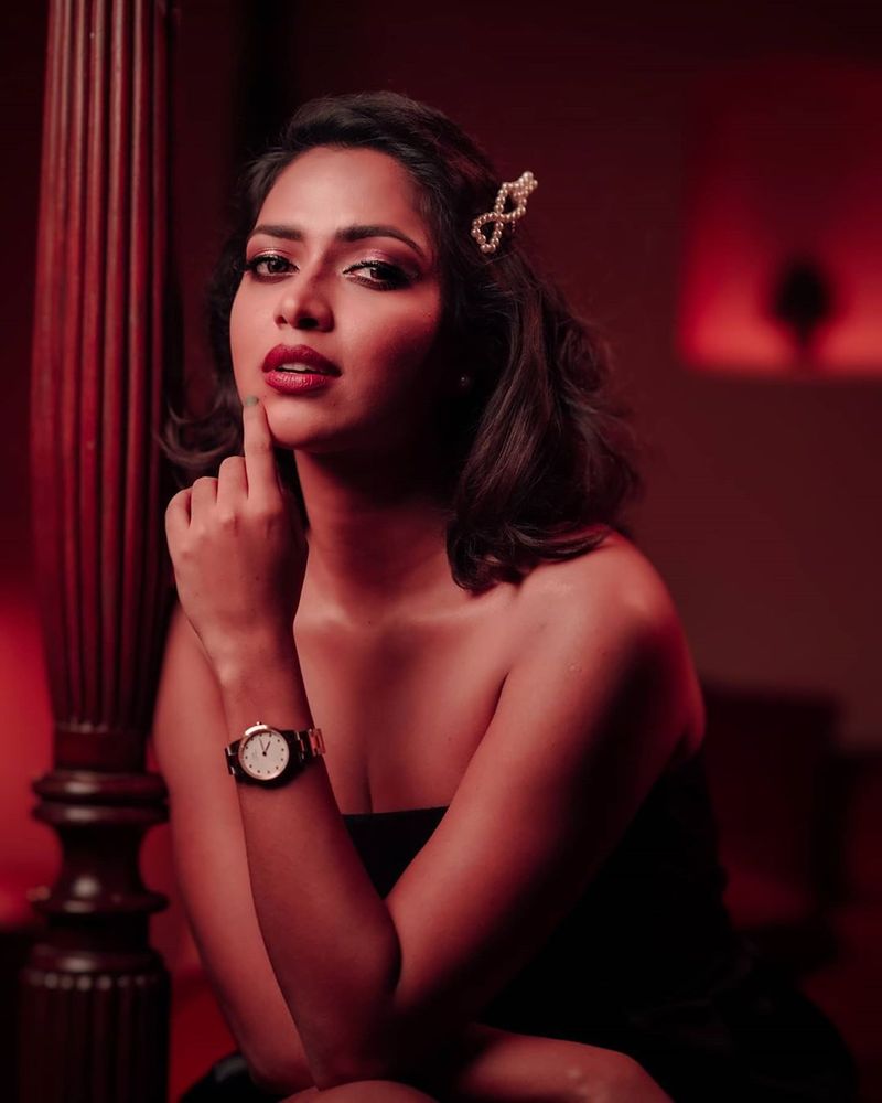 amalapaul shared the smoking hot photo viral in social media