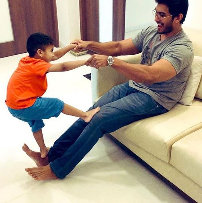 தந்தையுடன் விளையாடும் வேத் 