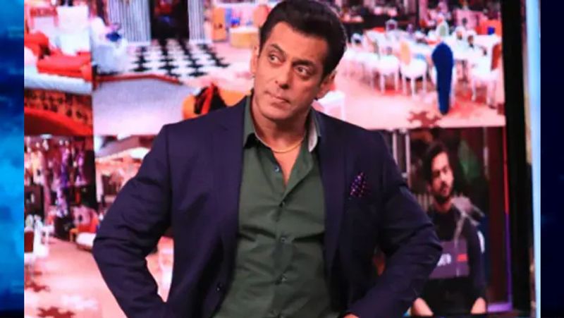 কঙ্গনা বলেন, "তারপরই আদিত্য চোপড়া আমায় ফোন করে হুমকি দেয় 'তোমার সাহস হল কীকরে যে আমায় না বলবে। তোমার কেরিয়ার আমি শেষ করে দেব'।"