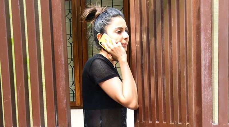 ప్రస్తుతం తెలుగులో ఎక్కువగా అవకాశాలు లేని కారణంగానే రకుల్ ఈ బోల్డ్ డెసిషన్ తీసుకుందని భావిస్తున్నారు.