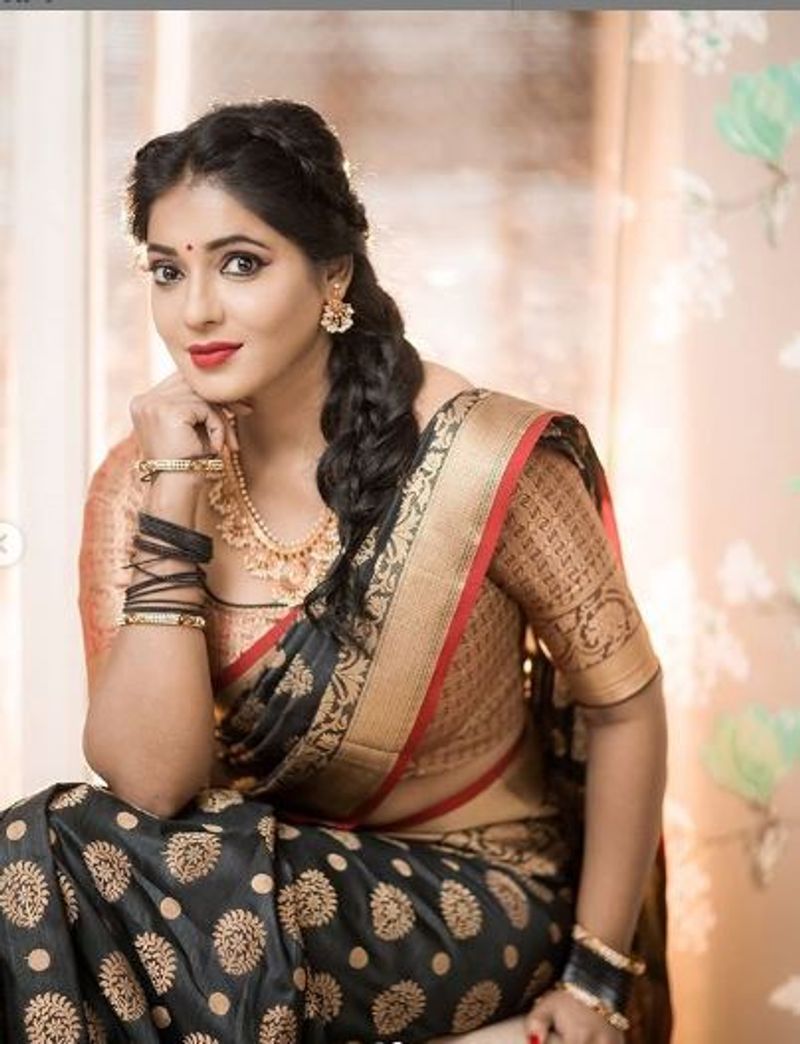 reshma pasupuleti awe some pattu saree photo shoot