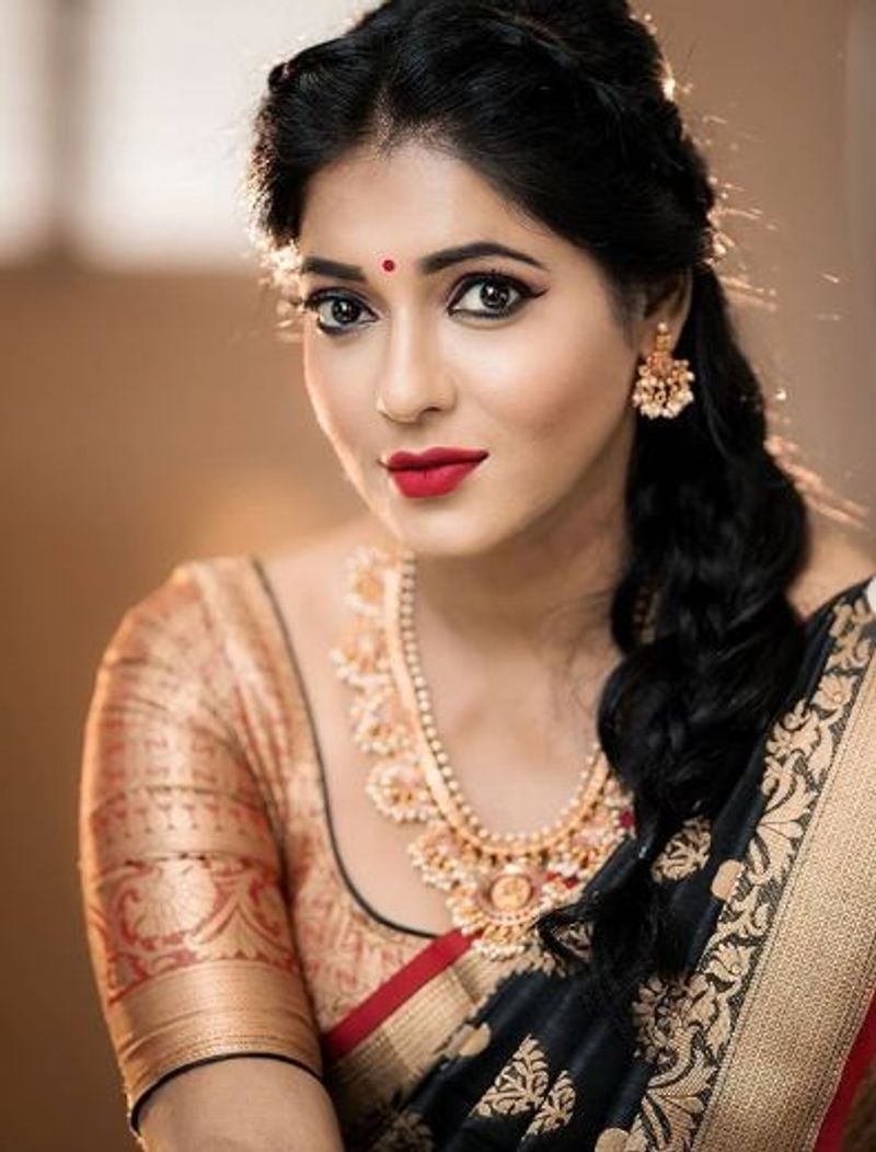 reshma pasupuleti awe some pattu saree photo shoot