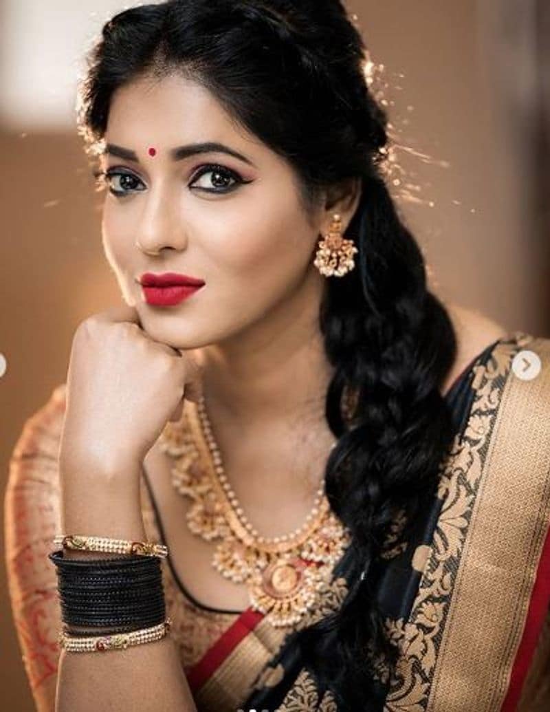 reshma pasupuleti awe some pattu saree photo shoot