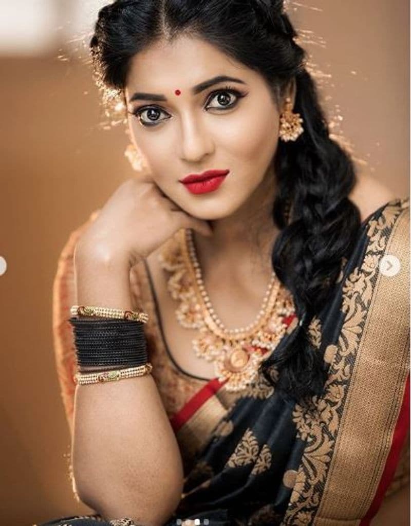 reshma pasupuleti awe some pattu saree photo shoot