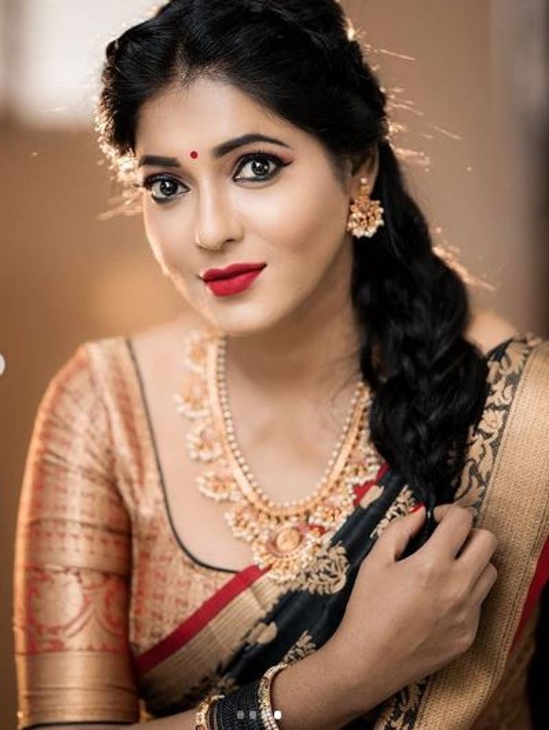 reshma pasupuleti awe some pattu saree photo shoot