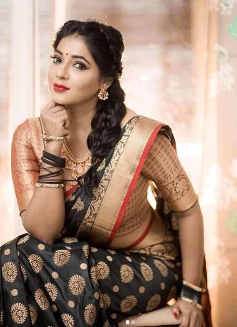 reshma pasupuleti awe some pattu saree photo shoot