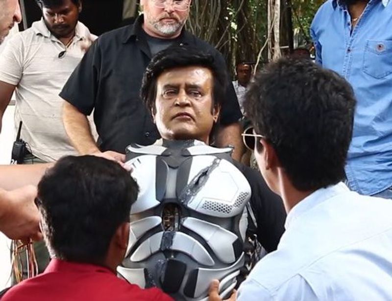 எந்திரன் படத்தில் வரும் காட்சியில் ரோபோட் ஆக மாறிய ரஜினி 