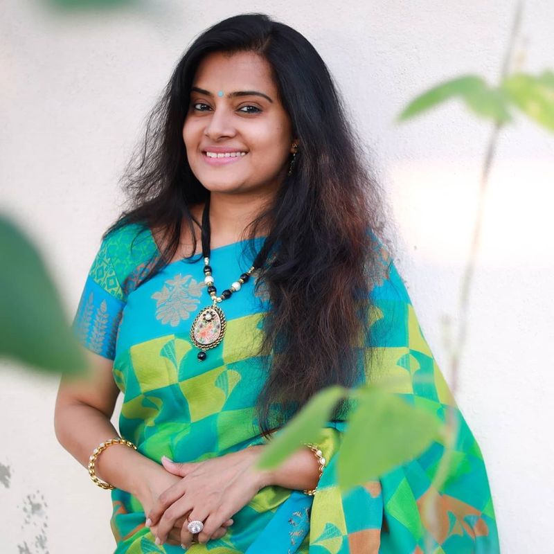 புடவையில் அம்சமாக இருக்கும் ஸ்ருதிராஜ் 