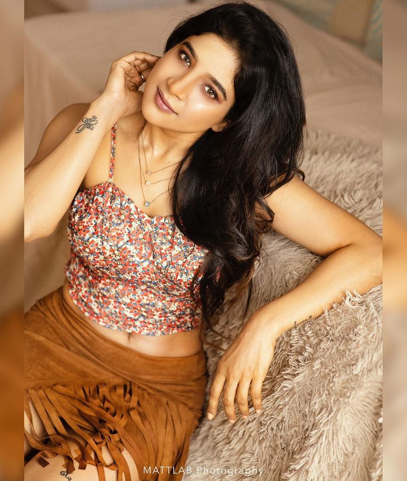 விஜய் தொலைக்காட்சியில் ஒளிபரப்பான பிக்பாஸ் சீசன் 3 நிகழ்ச்சி மூலமாக பட்டி, தொட்டி எல்லாம் பிரபலமானவர் நடிகை சாக்ஷி. அம்மணி என்னதான் காலா, விஸ்வாசம் என முன்னணி ஹீரோக்களின் படங்களில் நடித்திருந்தாலும் கைகொடுத்தது என்னமோ பிக்பாஸ் தான்.
