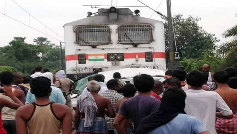Car husband, wife and son died in train hit in Bihar ASA