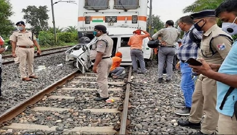 Car husband, wife and son died in train hit in Bihar ASA