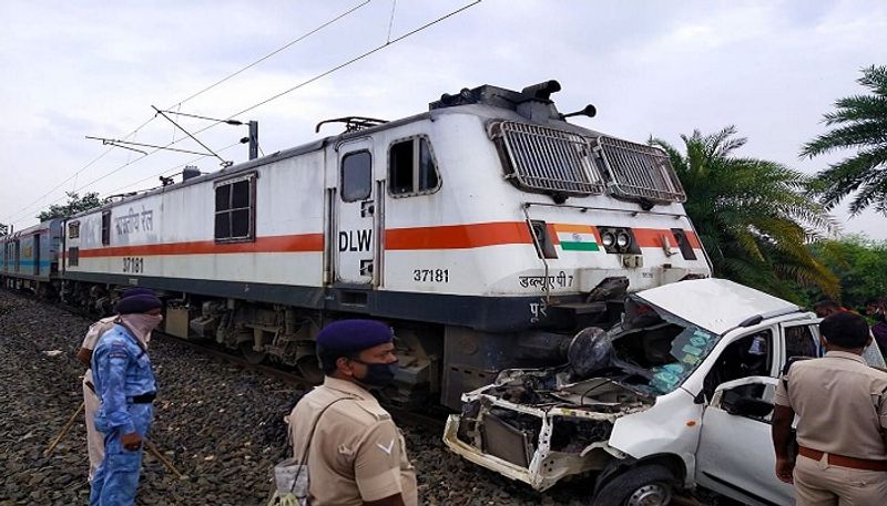 Car husband, wife and son died in train hit in Bihar ASA