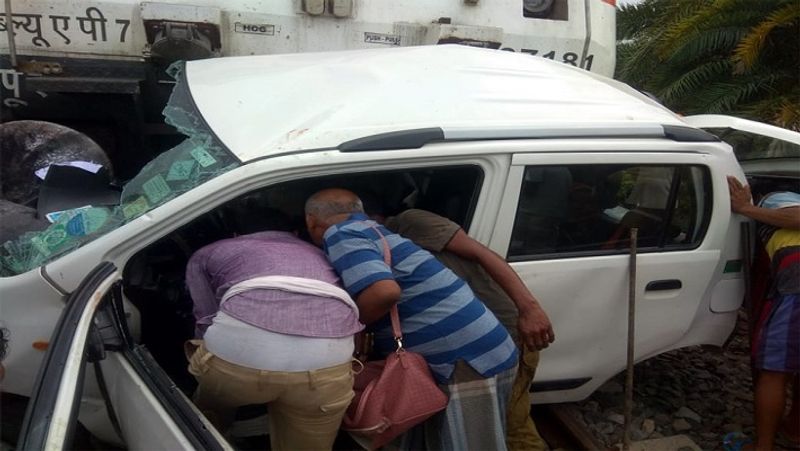Car husband, wife and son died in train hit in Bihar ASA