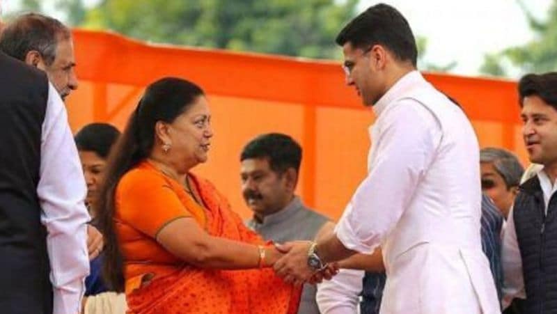 রাজস্থান রাজনীতির অন্দরমহলে কান পাতলে শোনা যাচ্ছে শচীন পাইলট কংগ্রেস শিবিরে ফিরে যান এমনটাই চেয়েছিলেন স্বয়ং বসুন্ধরা রাজে। শচীন কংগ্রেস থেকে দূরে সরার পর থেকেই বিজেপি নেতাদের সঙ্গে যোগাযোগ রাখছিলেন বলে জানা গিয়েছে। এতদিন মুখ বন্ধ রাখলেও বসে ছিলেন না বসুন্ধরা। শচীন-কে দলে নেওয়ার বিষয়ে রীতিমতো দিল্লিতে এসে বিরোধিতা করেন তিনি। দলের অন্দরের খবর, শচীন গেরুয়া শিবিরে এলে রাজস্থান বিজেপি-তে একচ্ছত্র ক্ষমতা হারানোর ভয় পেয়েছিলেন তিনি।